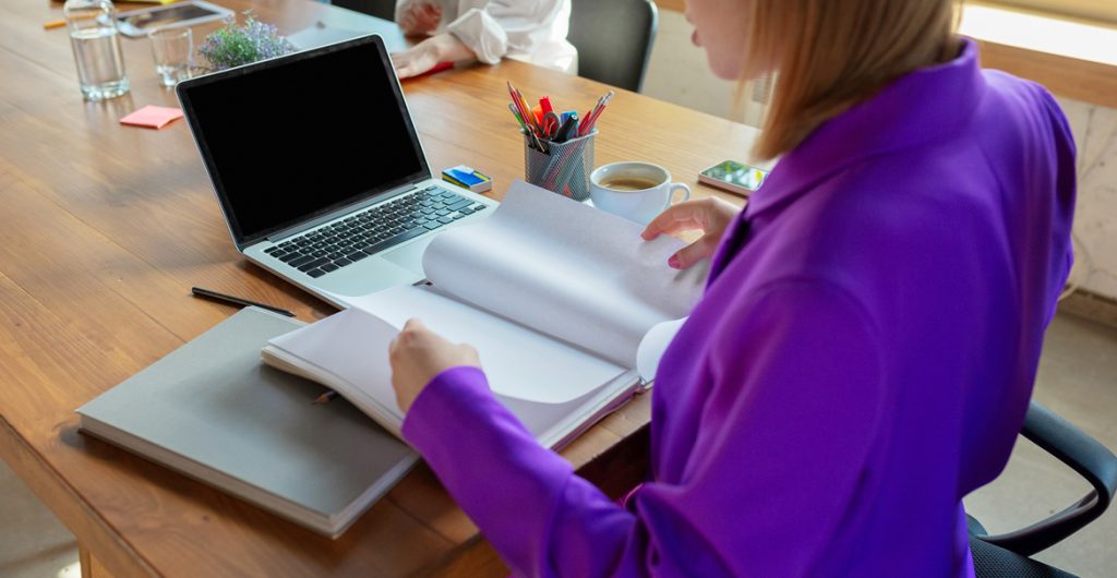 detailes-young-caucasian-business-woman-modern-office-with-team