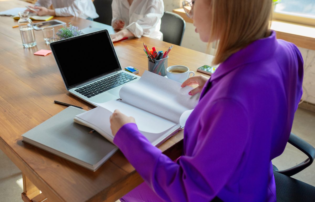 detailes-young-caucasian-business-woman-modern-office-with-team